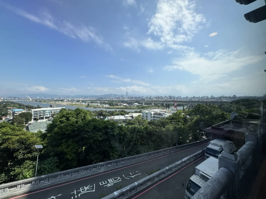 從圓山大飯店金龍餐廳往外看的景色,藍天下的基隆河與台北市區