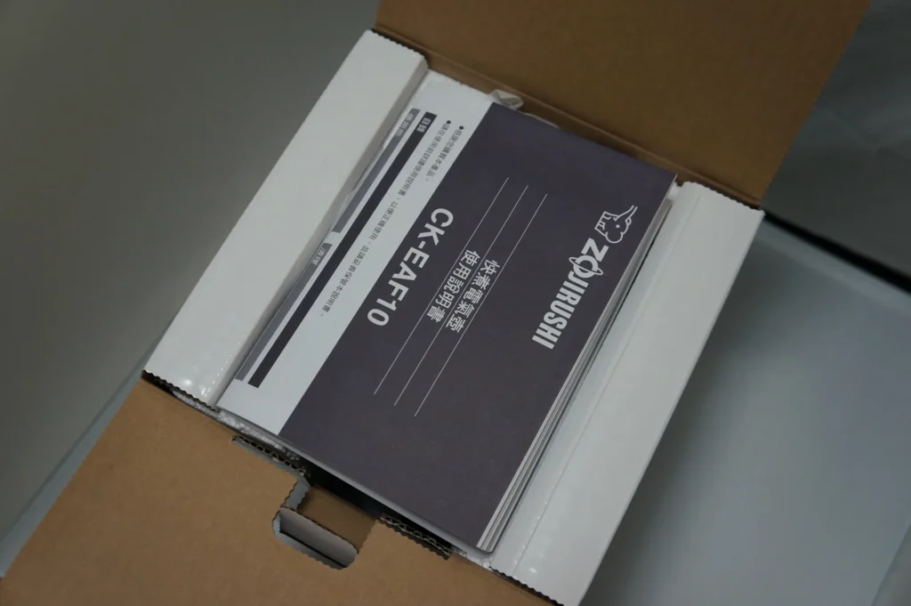 打開象印快煮壺外箱,裡面先看到說明書