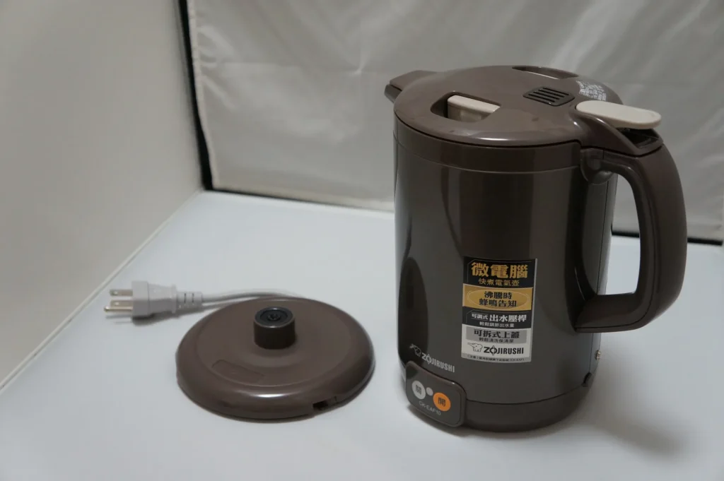 深棕色的象印快煮壺 CK-EAF10 放在電源底座上