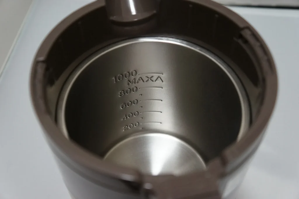 象印快煮壺不鏽鋼內膽,內側有 200 到 1000ml 刻度