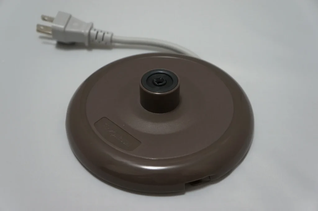 象印快煮電氣壺的圓形電源底座與插頭