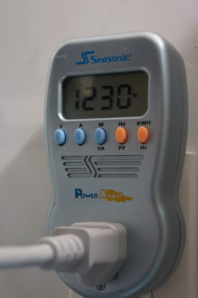 象印快煮壺加熱時,電力計顯示 1230 W