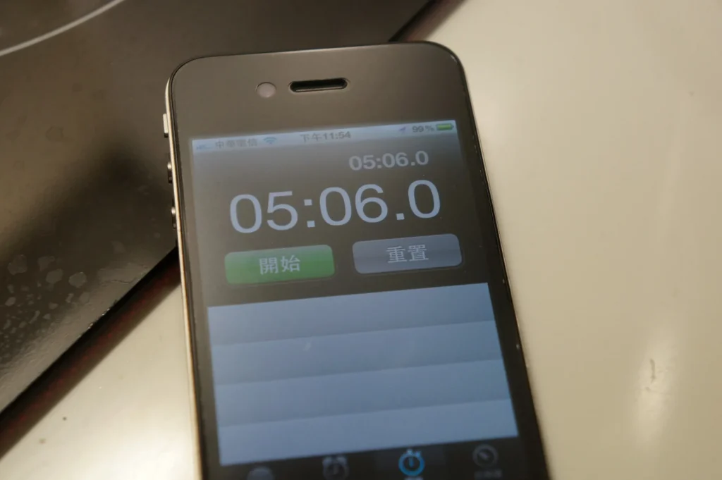 手機碼錶顯示 05:06.0,象印快煮壺煮滾所花的時間