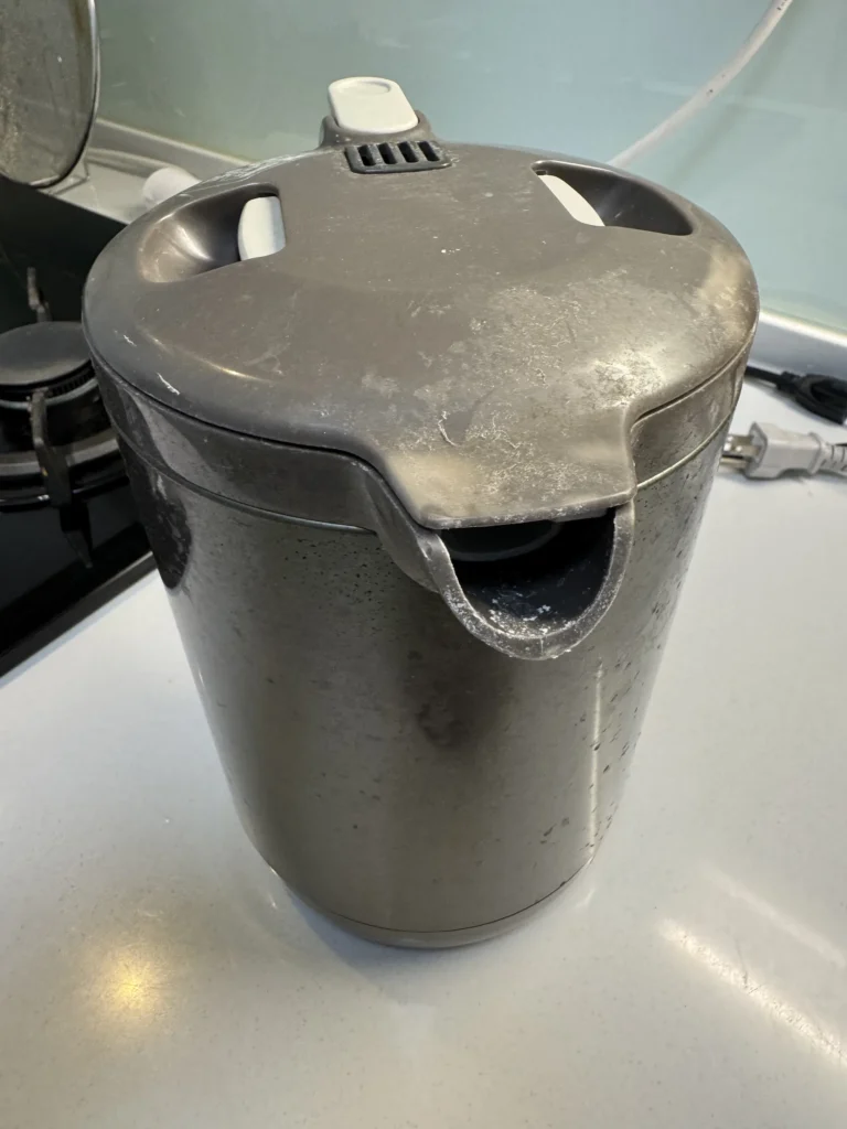 用了快 15 年的象印快煮壺,上蓋與壺嘴有白色水漬