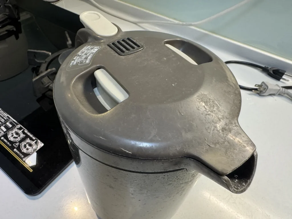 從另一個角度看象印快煮壺上蓋與壺嘴的使用痕跡