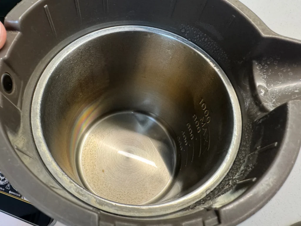 用了多年的象印快煮壺不鏽鋼內膽,有水垢與痕跡