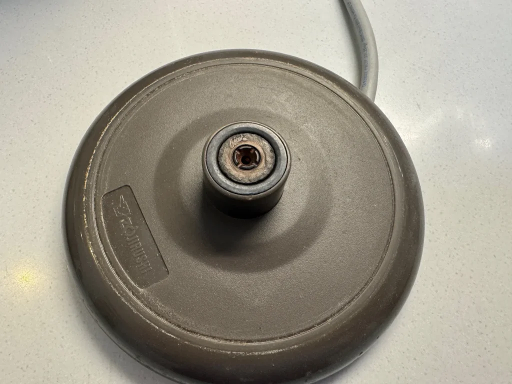 象印快煮壺電源底座,中間接點有使用多年的痕跡