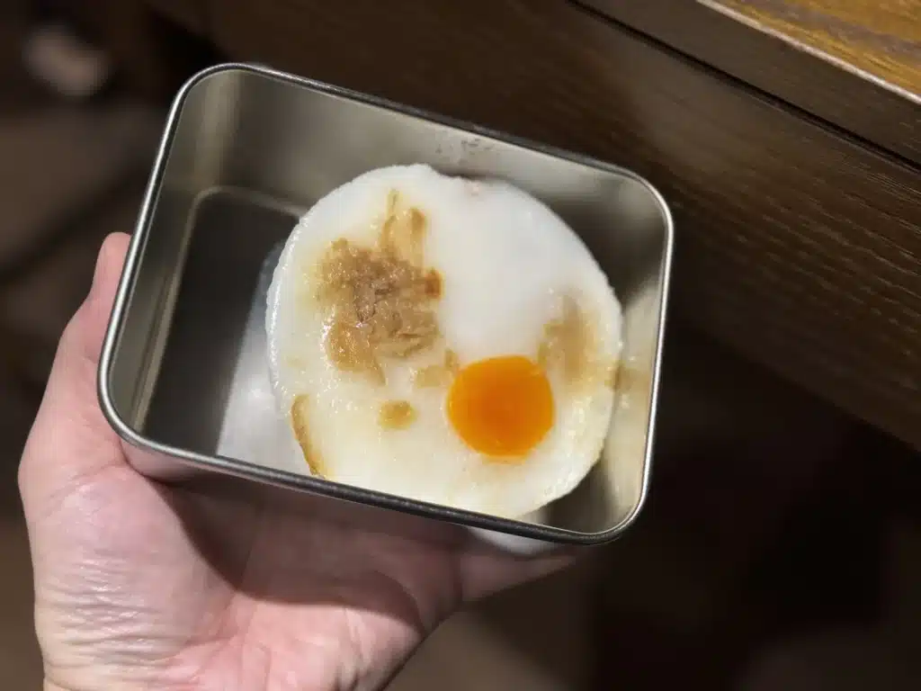 阿鑾碗粿有鹹蛋黃的版本,橙黃蛋黃鑲在白色米粿上