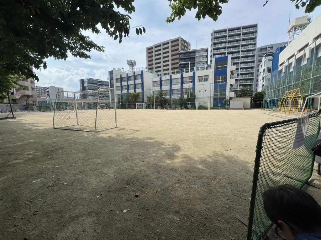 大阪 YMCA 國際學校的操場,後面是藍白色的校舍