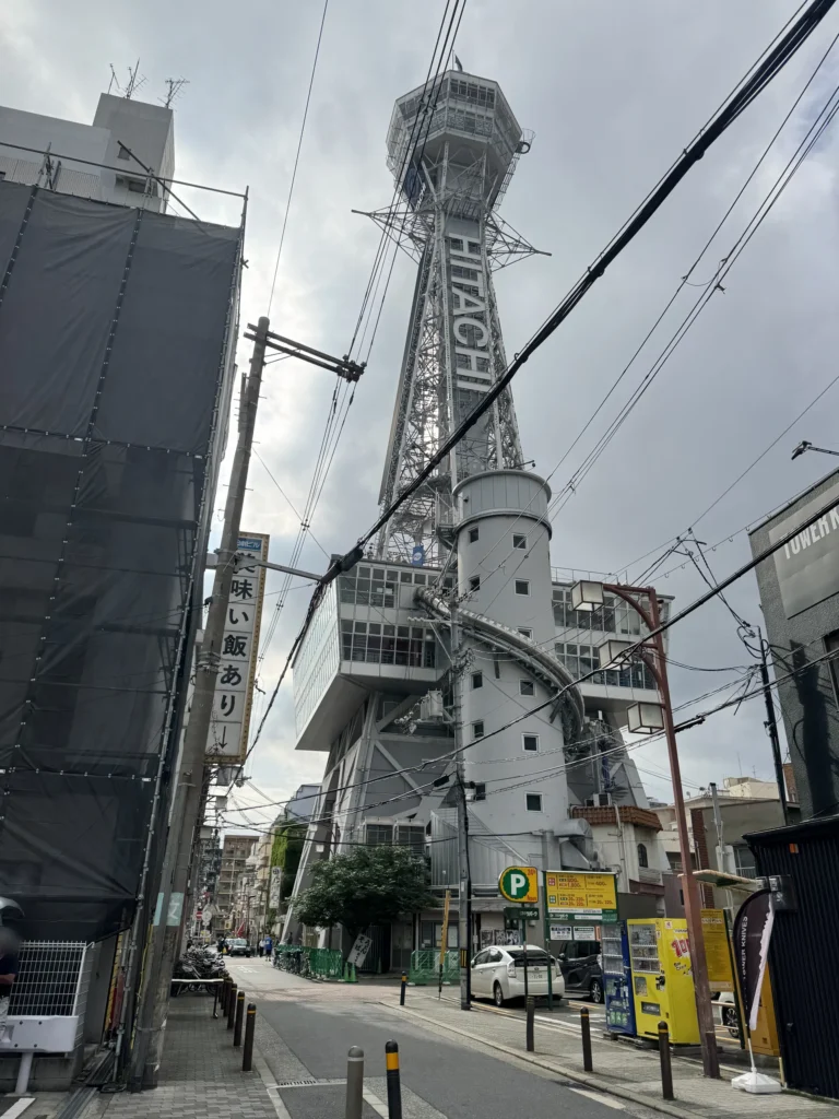 大阪通天閣，從新世界的街道往上看