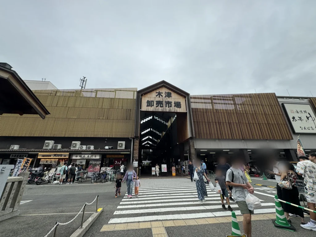 木津市場(木津卸売市場)的入口,門口有斑馬線