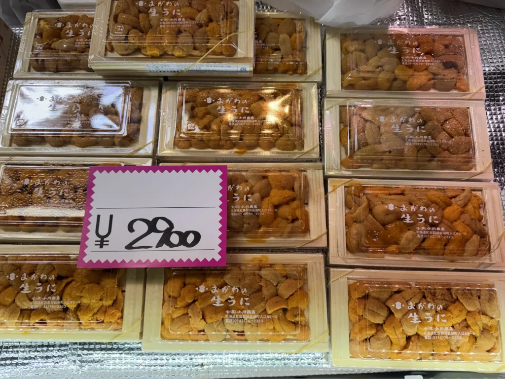 木津市場攤位上一盒盒的海膽,標價 2800 日幣