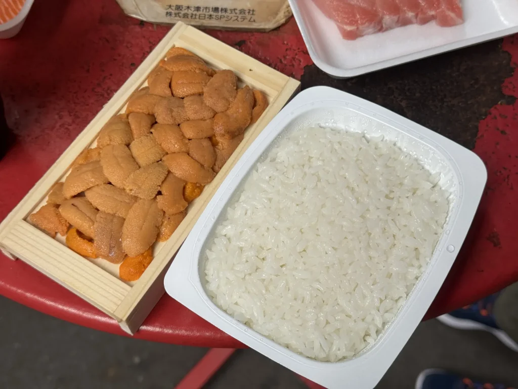 木津市場買的海膽,旁邊是自己帶來的微波白飯
