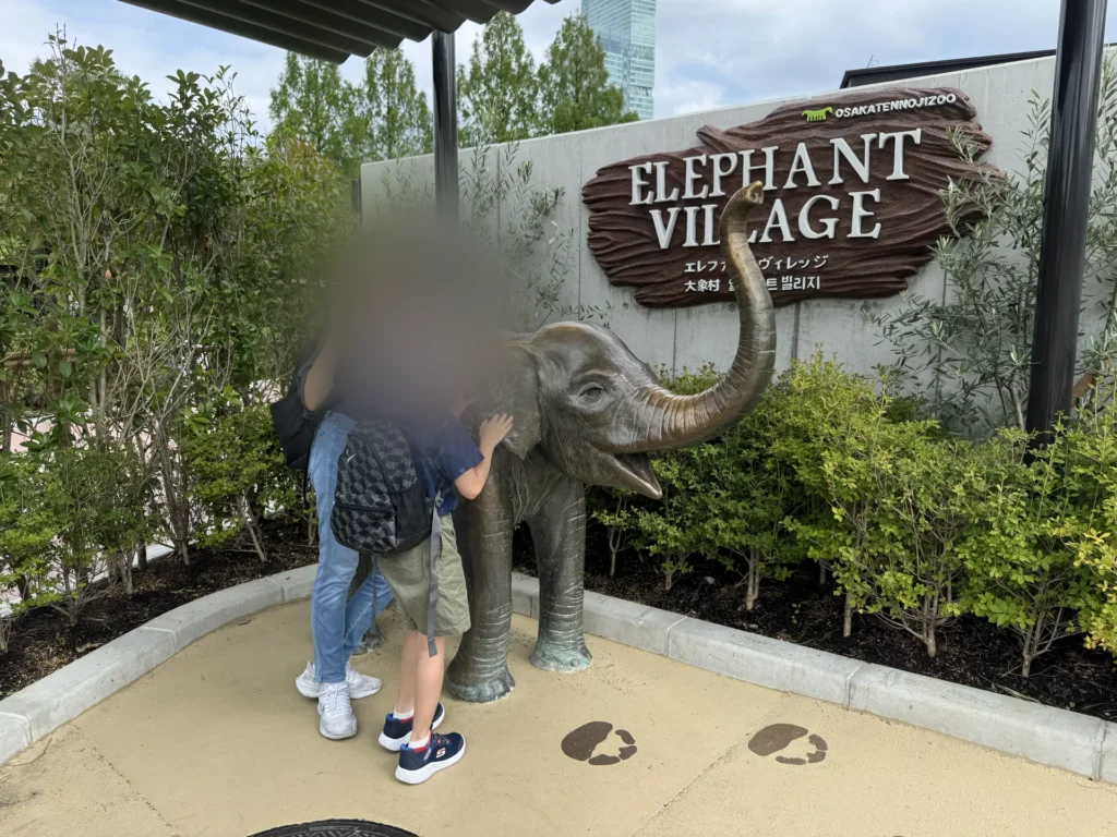天王寺動物園的 ELEPHANT VILLAGE,小孩們在大象雕像旁邊