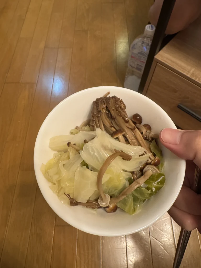 晚餐的火鍋,碗裡有高麗菜和菇