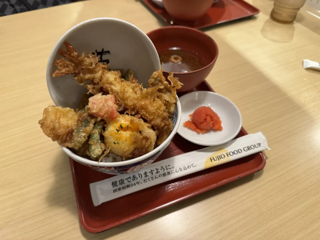 えびのや的天丼,碗上有一隻炸蝦,旁邊有味噌湯和一小碟小菜
