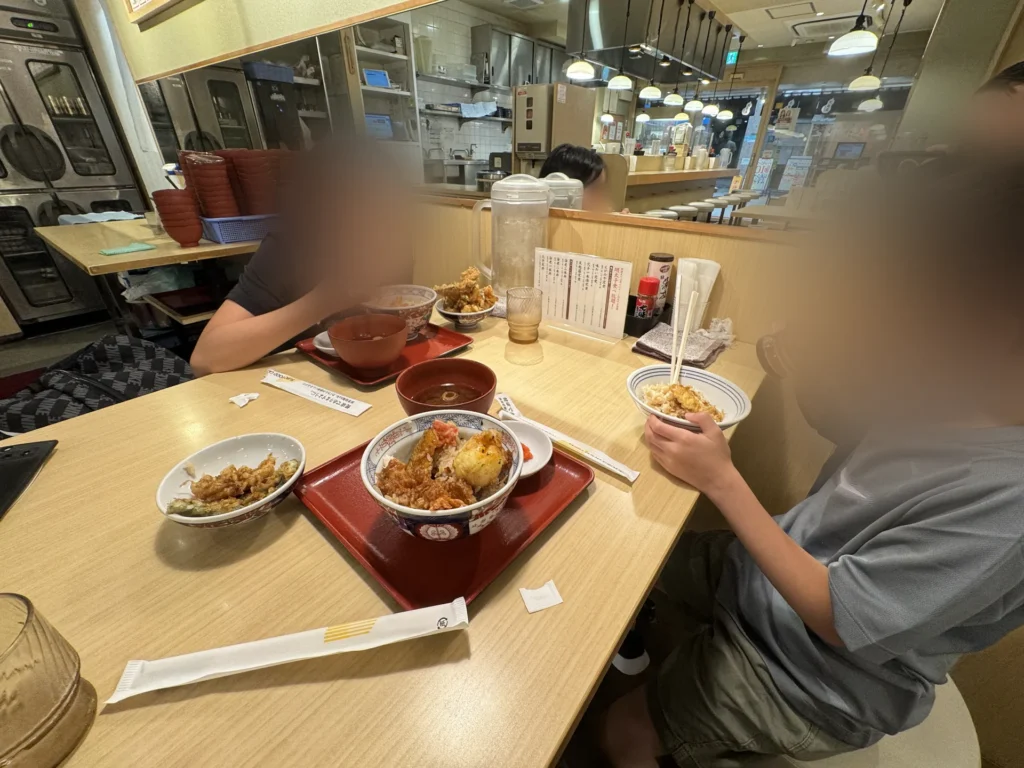 えびのや 南森町的店裡,姐姐和弟弟在吃丼飯