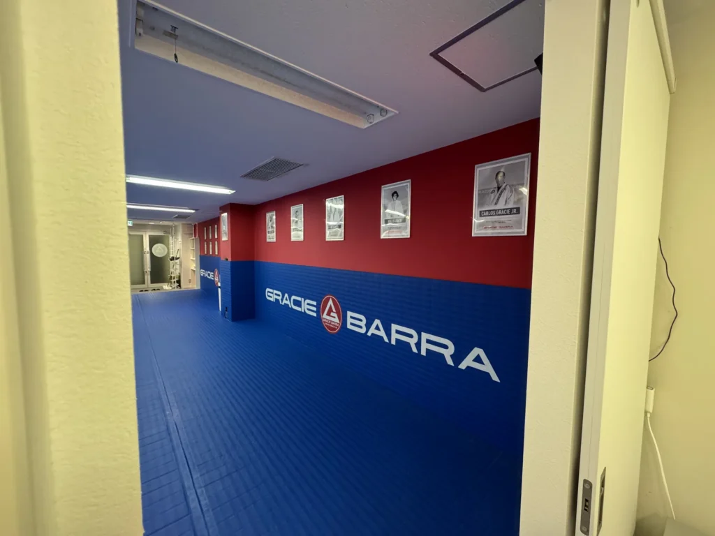 Gracie Barra Umeda Osaka 的道館,藍色的地墊和紅色的牆