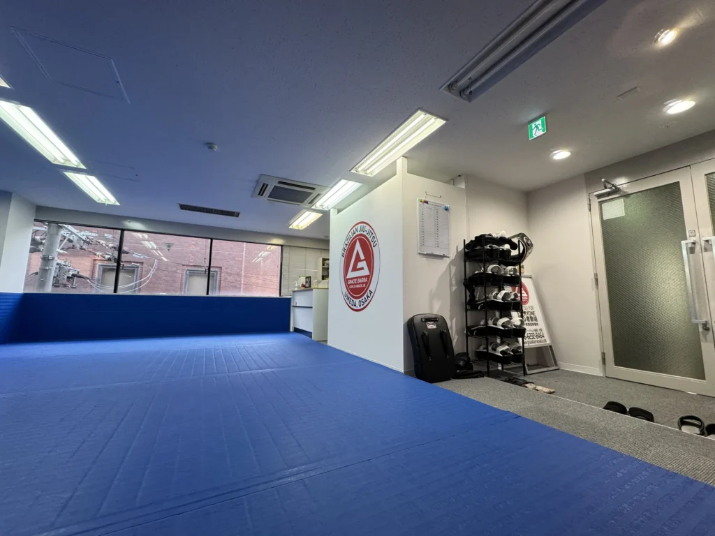 Gracie Barra Umeda Osaka 道館的另一邊,牆上有 Gracie Barra 的標誌