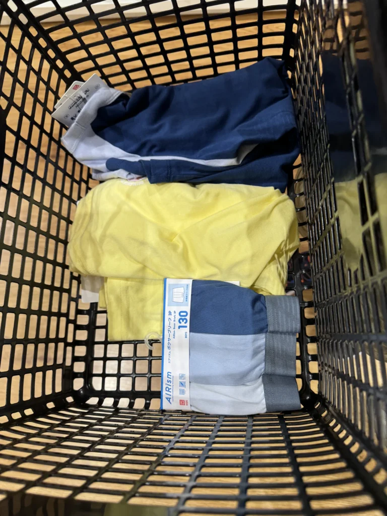 UNIQLO 的購物籃裡放著幾件小孩的衣服
