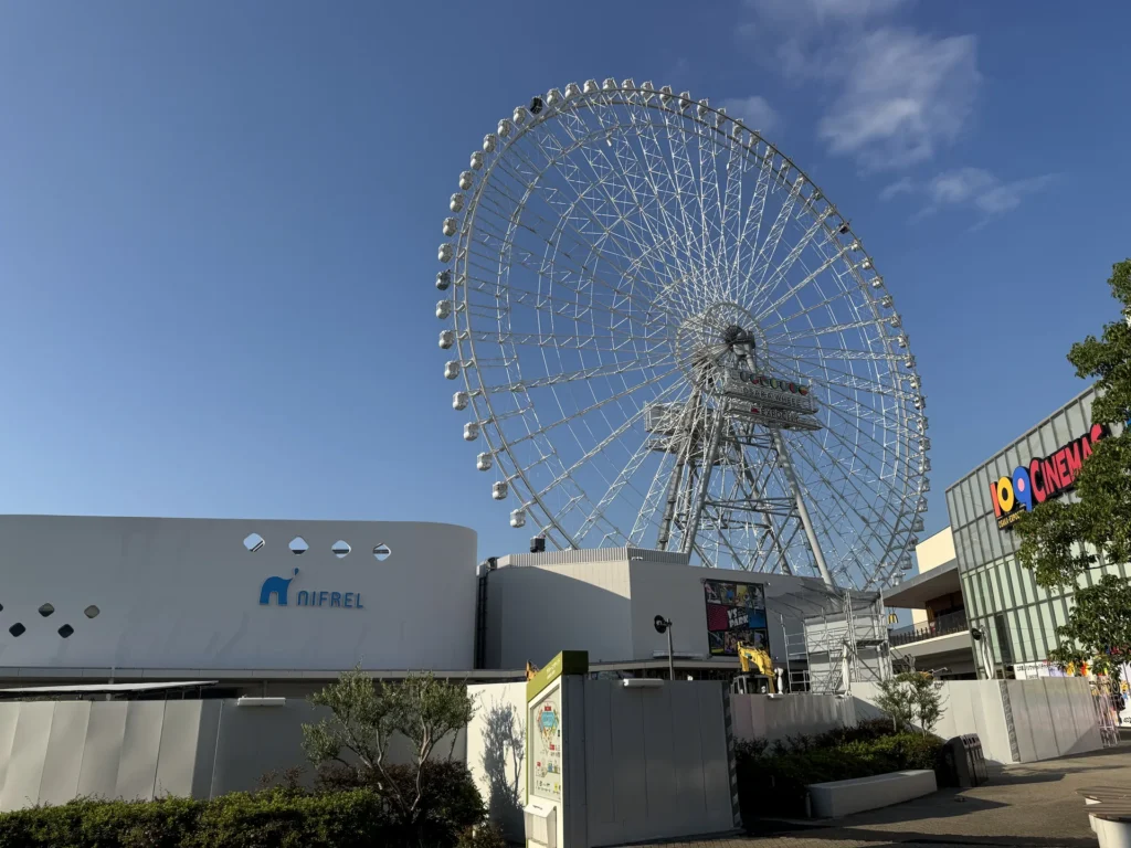 NIFREL 的白色建築,後面是 EXPOCITY 的大摩天輪