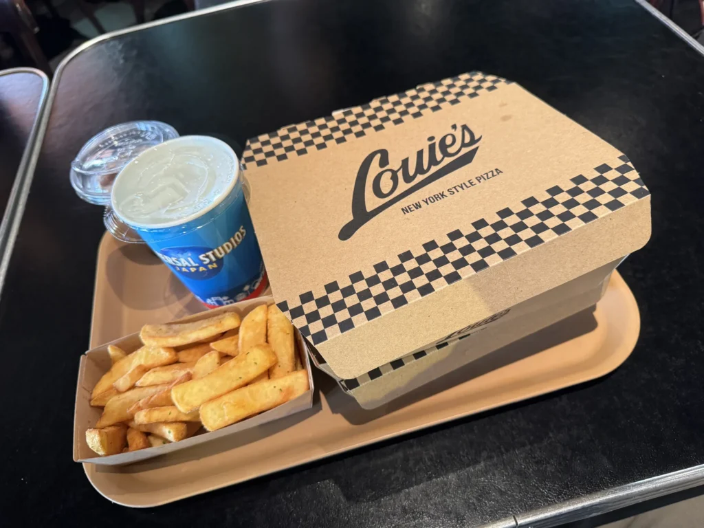 Louie's N.Y. Pizza Parlor 的托盤，有 pizza 盒、薯條和飲料