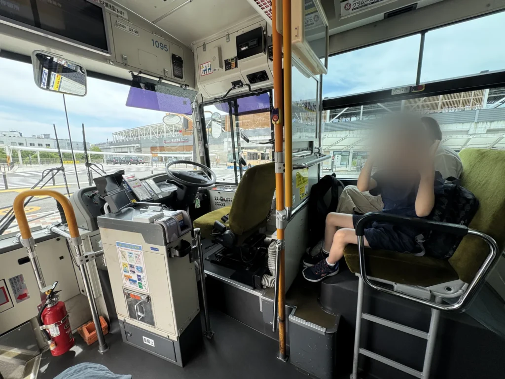勝尾寺交通:往勝尾寺的公車上,前門旁邊是刷卡的機器
