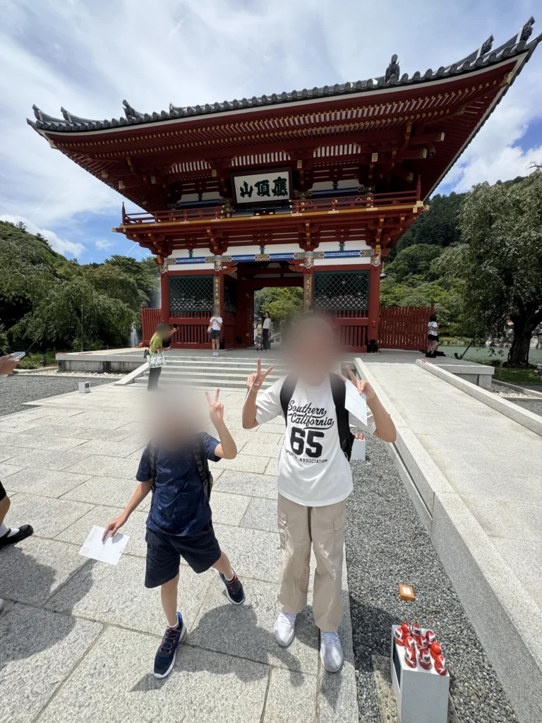勝尾寺的山門,姐弟站在前面比 YA