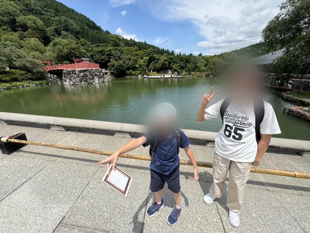 勝尾寺的池塘邊,弟弟手上拿著蓋章的紙