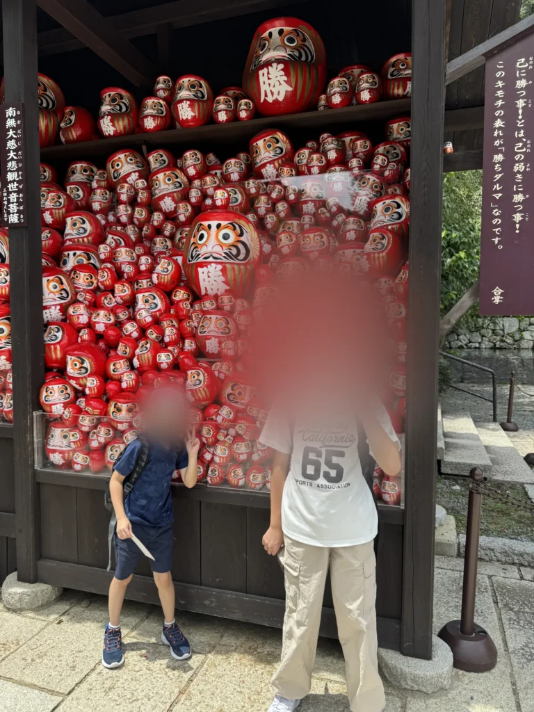 勝尾寺的勝運達摩架,上面擺滿紅色的達摩