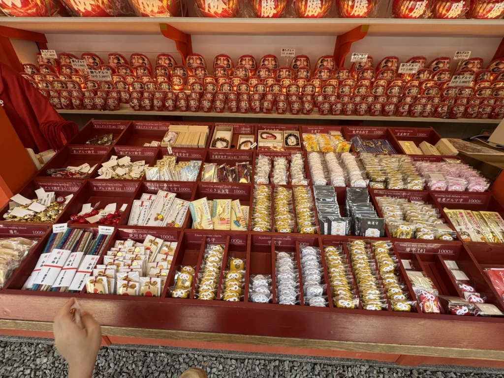 勝尾寺授與所的架子上,擺滿各種御守
