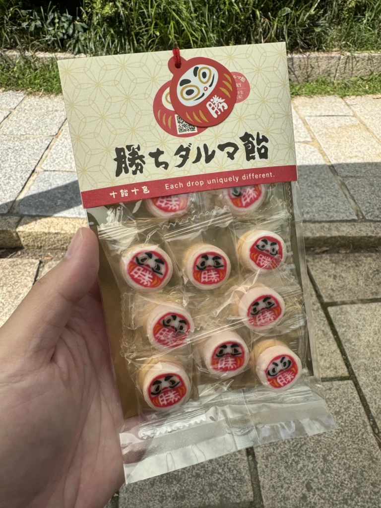 勝尾寺的勝ちダルマ飴,包裝上畫著達摩