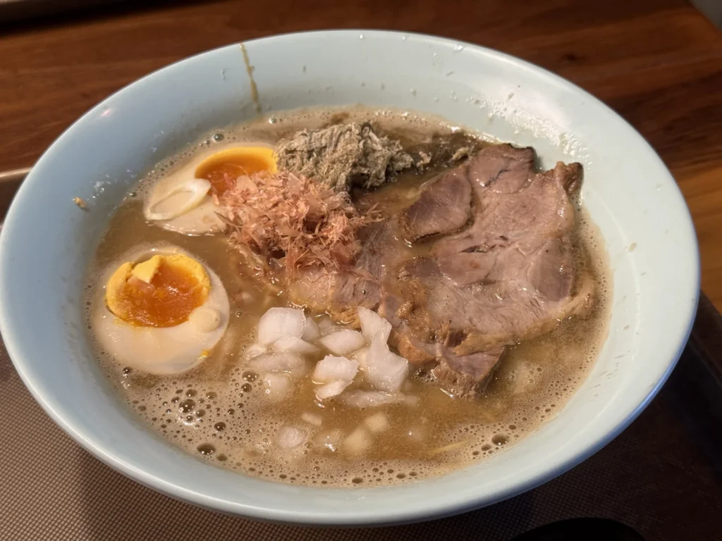 拉麵店的拉麵,有叉燒、溏心蛋和柴魚片