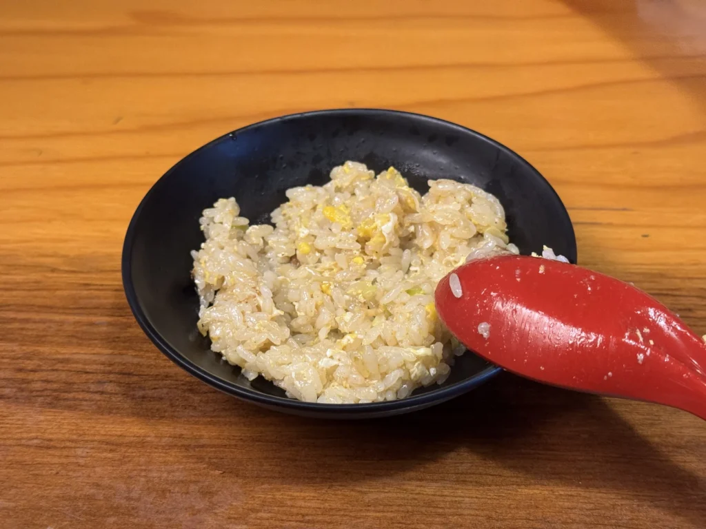 拉麵店的炒飯,旁邊放著紅色湯匙