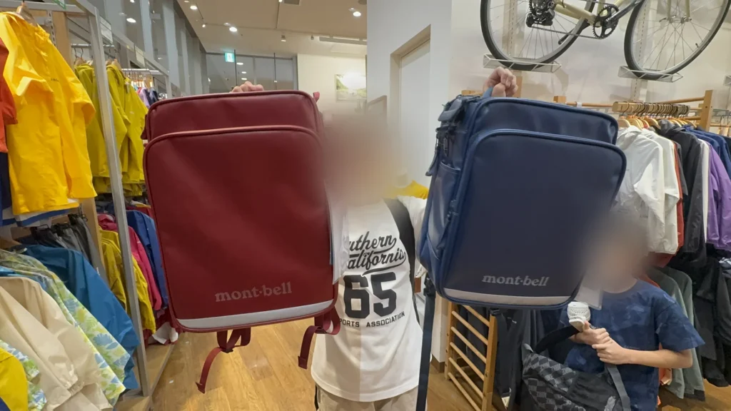 mont-bell 店裡,姐姐和弟弟各拿一個書包
