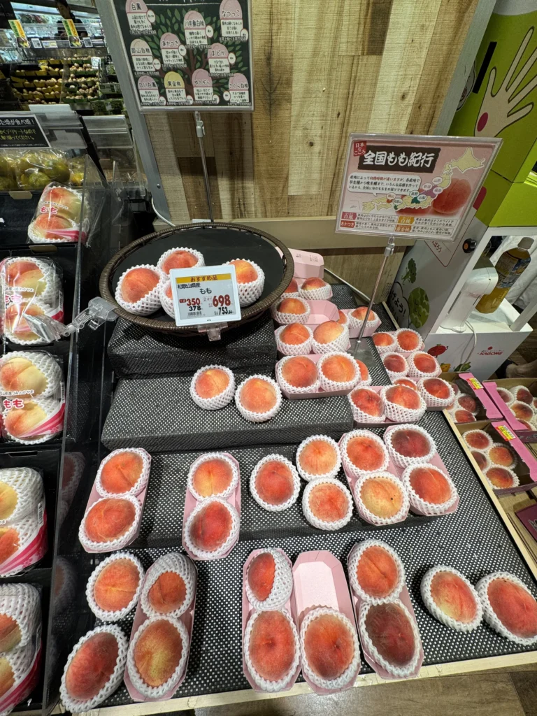 超市裡一盒盒包好的水蜜桃