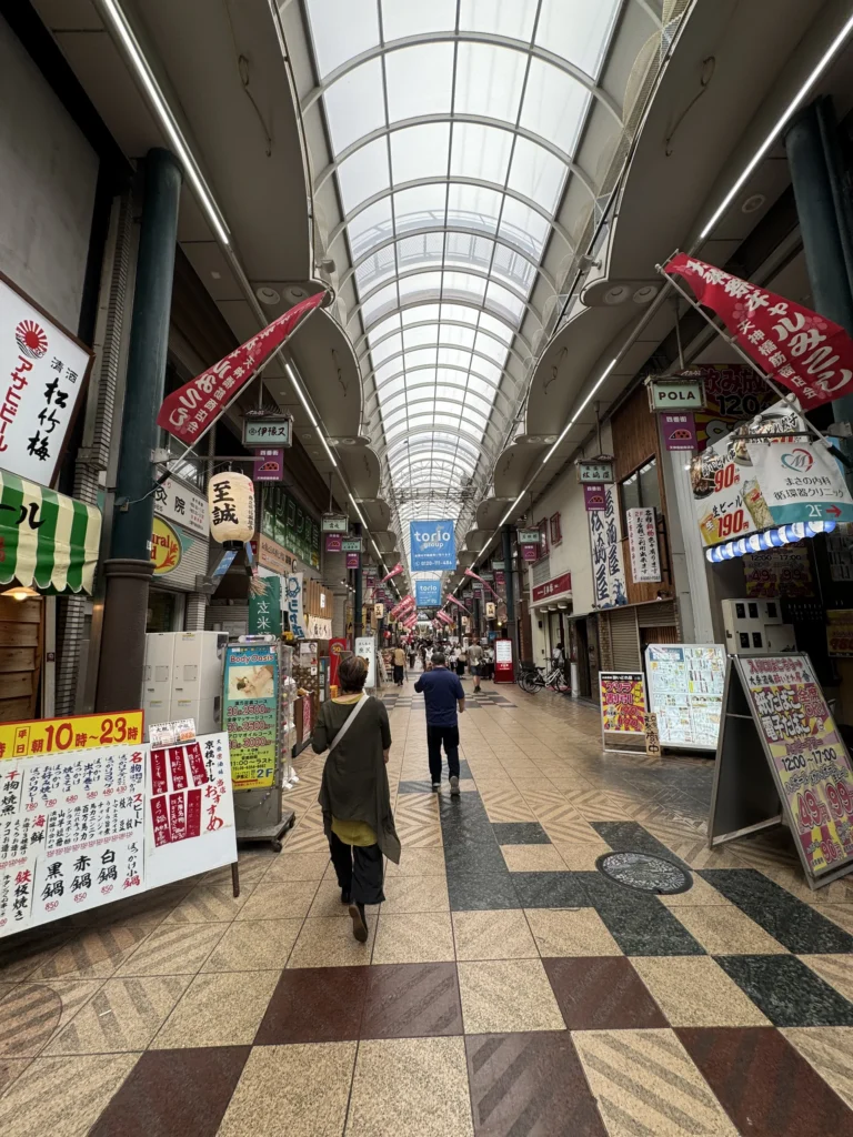 天神橋筋商店街，長長的拱廊一路延伸