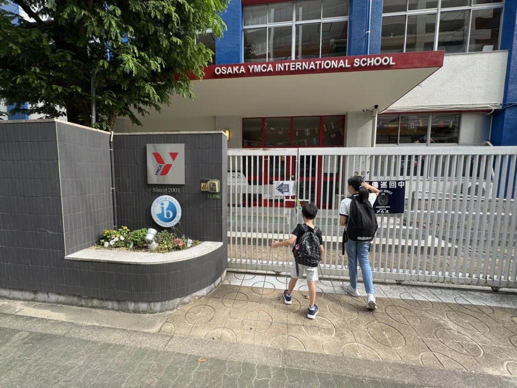 Osaka YMCA International School 的門口
