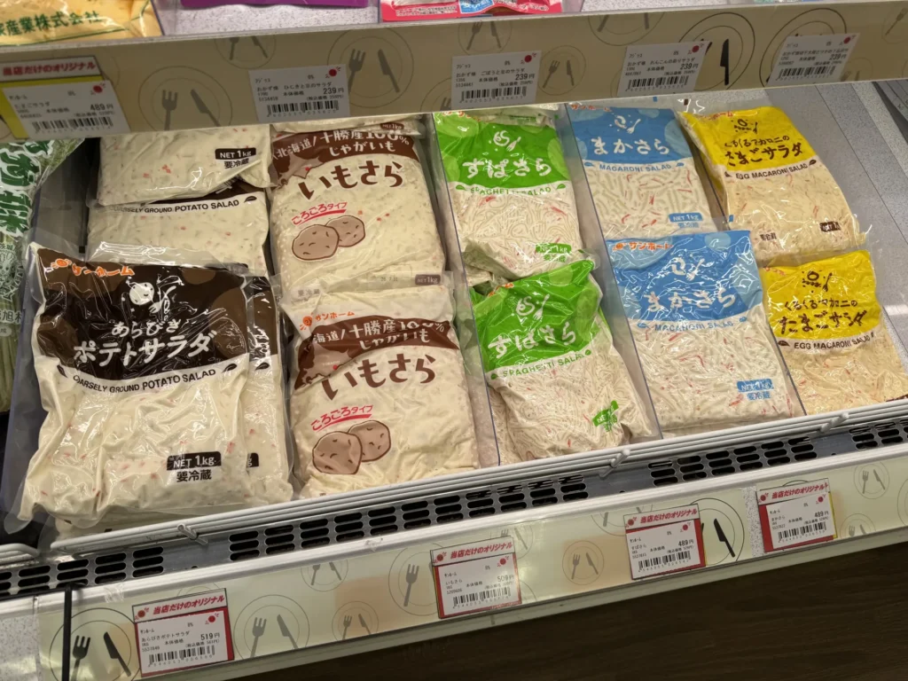 超市架上,一排排袋裝的馬鈴薯沙拉