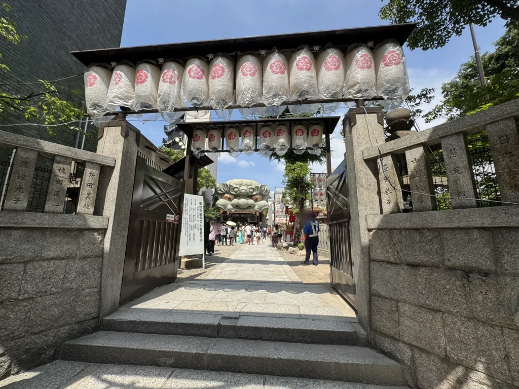 難波八阪神社的入口，參道上方掛著一整排燈籠