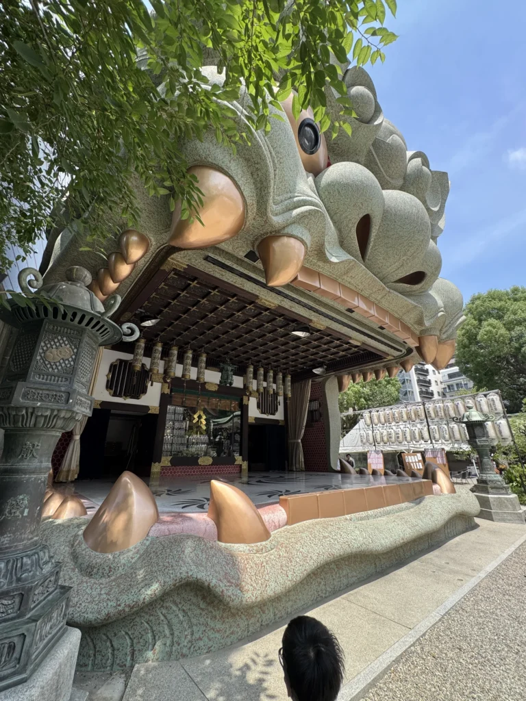 從側面看難波八阪神社獅子殿，獅子嘴裡的牙齒和舞台