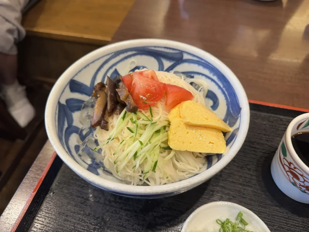 日本橋 まる榮的冰素麵，上面有蛋皮、小黃瓜、番茄和香菇