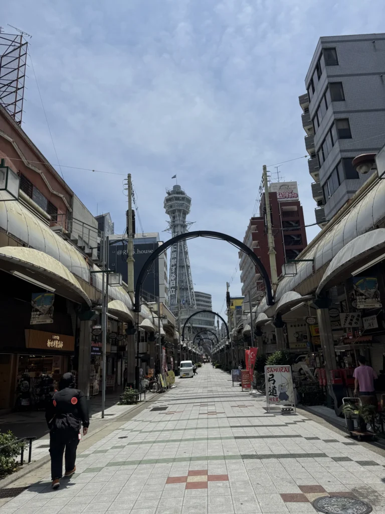 新世界的街道，盡頭是通天閣