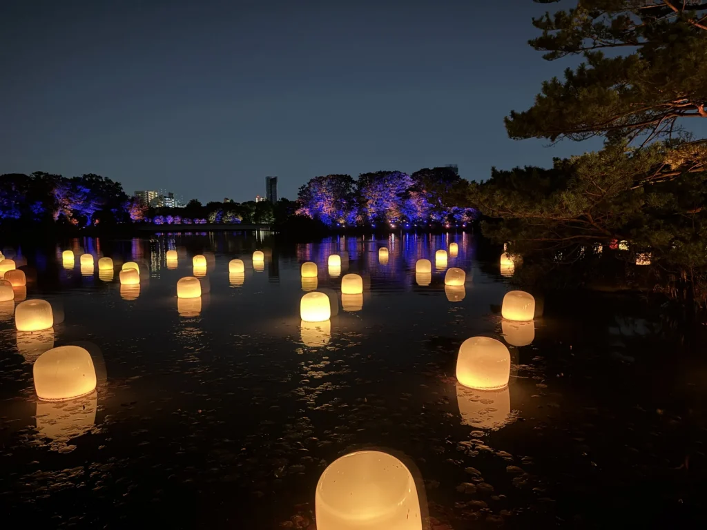 teamLab Botanical Garden Osaka 湖面上漂著一顆顆發光的燈
