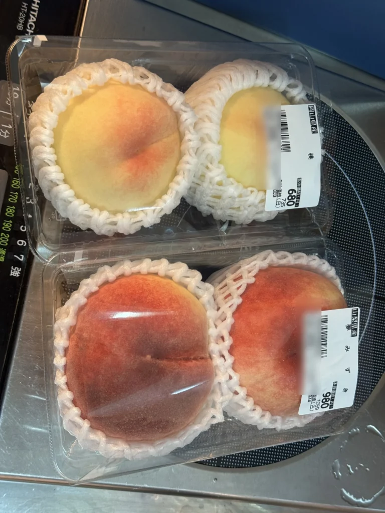 業務用超市買的兩盒桃子，一盒岡山縣產 680 日幣，一盒山梨縣產的夢みずき 980 日幣