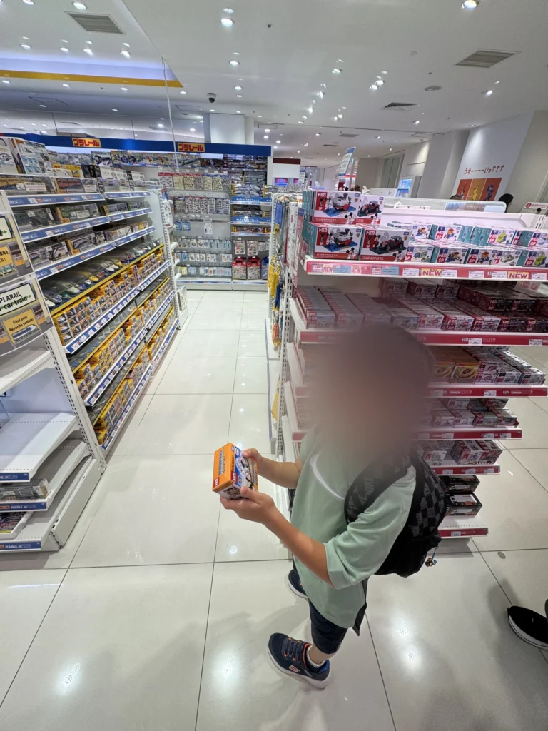 弟弟在店裡拿著商品看