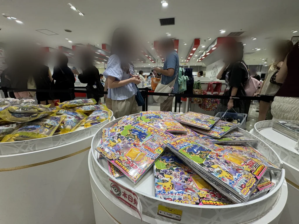 寶可夢中心的圓形平台上堆滿商品，旁邊是排隊的人