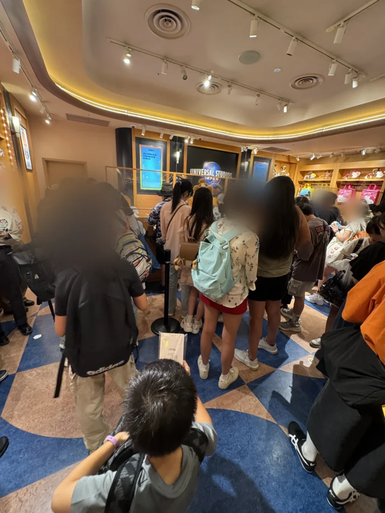 環球影城紀念品店裡擠滿了人