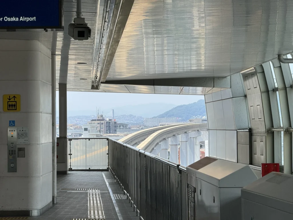 大阪單軌電車螢池站的月台出口,往外看得到單軌的軌道