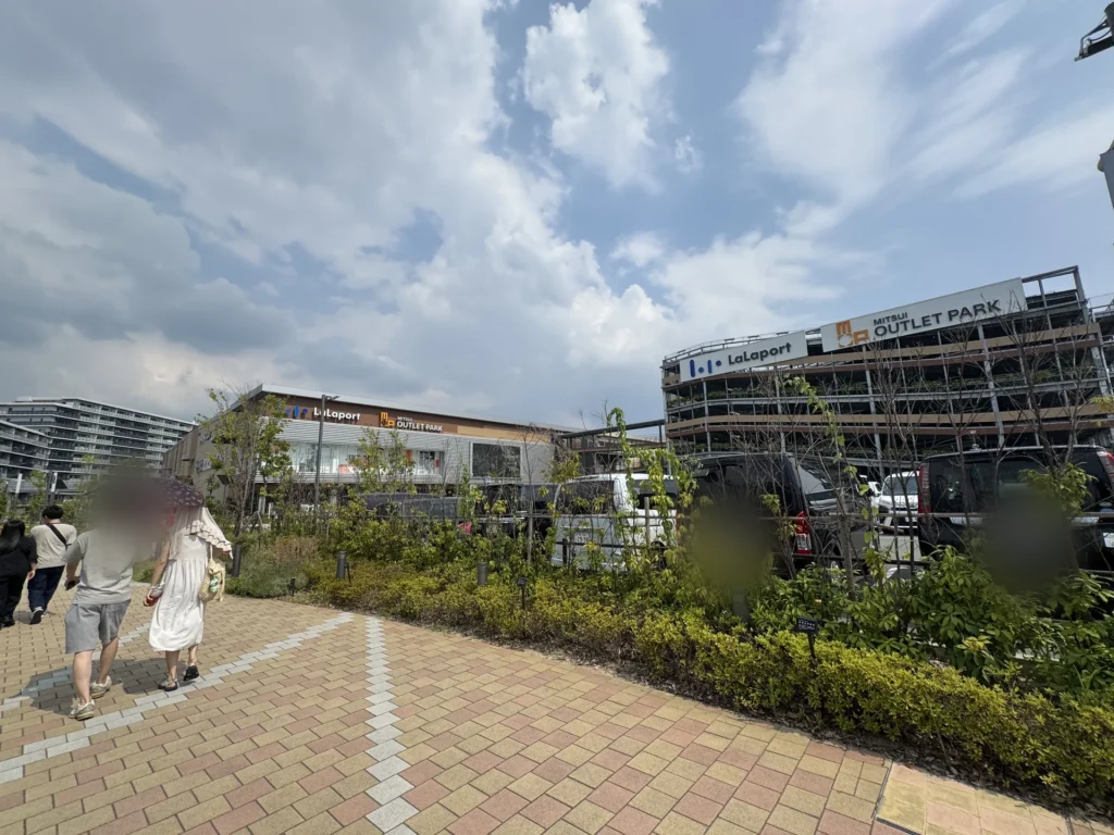 門真 Outlet 外觀，LaLaport 和 MITSUI OUTLET PARK 的招牌在同一棟建築上